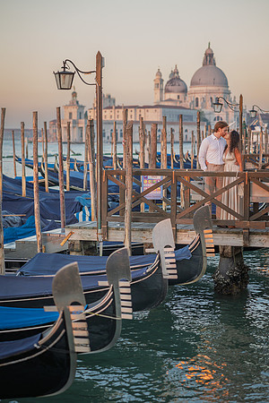 sunrise-engagement-venice-couple-002