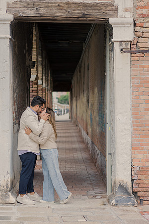A romantic embrace framed by the beautiful architecture of Cannaregio.