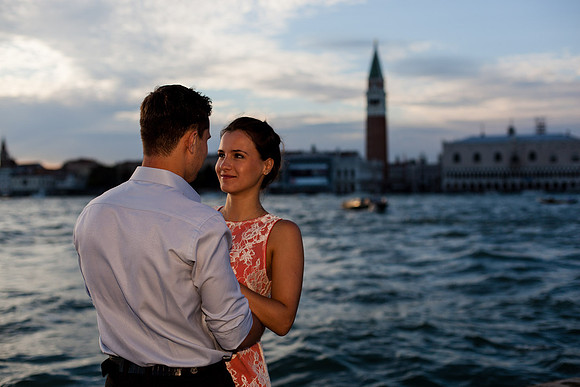 Couple kissing with the Doge’s Palace behind them