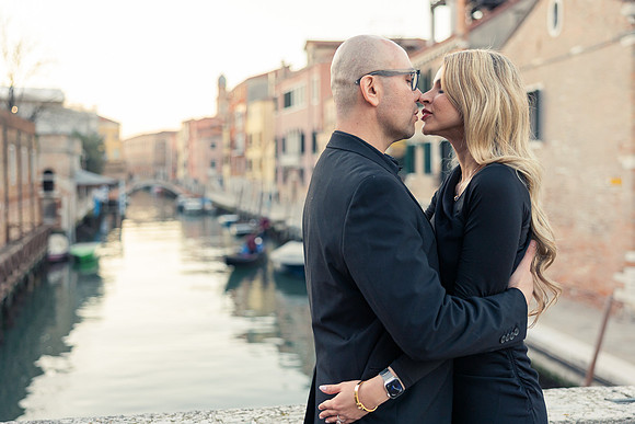 Proposal session by the Venetian canal