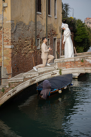 Man proposing to his partner on Ponte Chiodo, Venice.