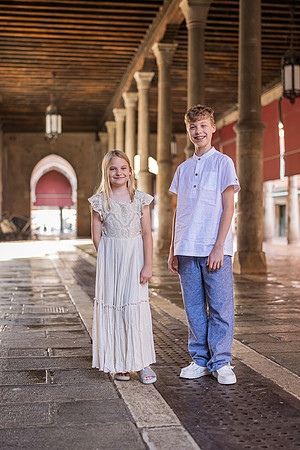 Family photo under the Rialto arches in Venice