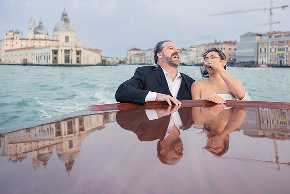 Scenic view with the couple and Salute Basilica reflection - Anniversary sunrise photoshoot in Venice.