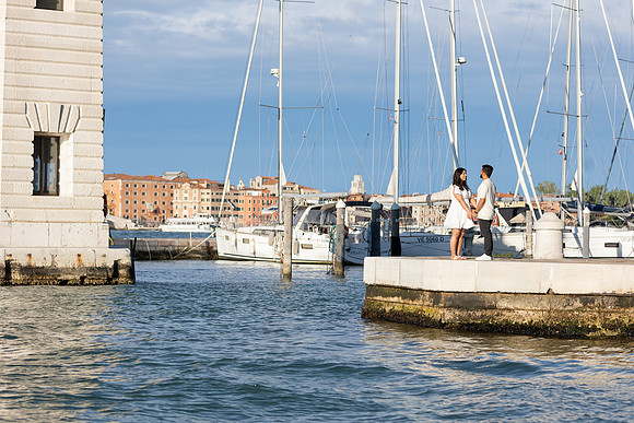A dreamy Venice proposal, framed by history and the shimmer of the lagoon.