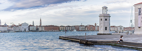 A wedding proposal captured with Venice’s historic architecture in the background.