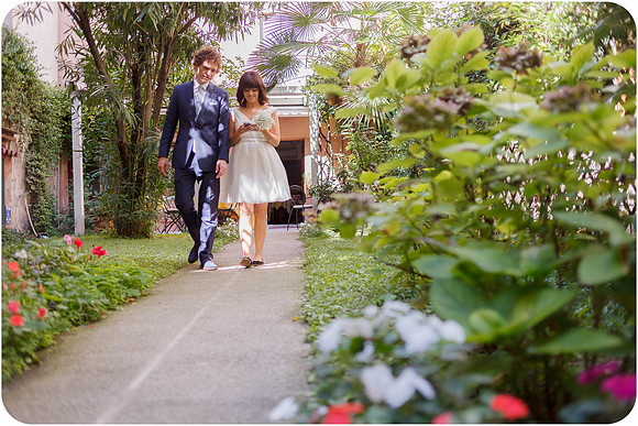 Newlyweds walking through a beautiful Venetian garden.