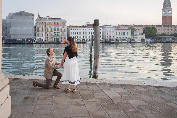 Man proposing to woman at Punta della Dogana