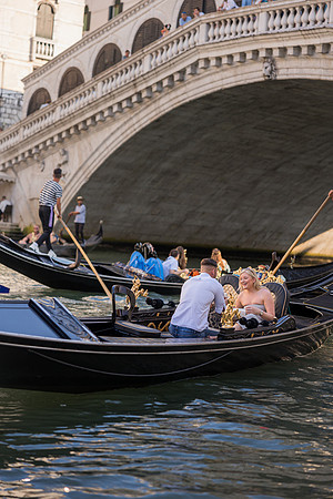A couple celebrating their engagement while gliding through the Grand Canal.