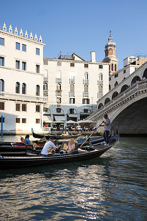 A stunning engagement moment with the Rialto Bridge as the perfect backdrop.