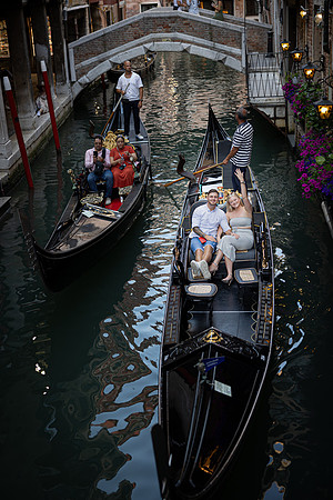A scenic proposal set against the elegance of Venice’s iconic landmarks.