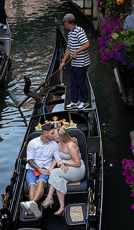 The excitement and romance of a Venice proposal captured beautifully.