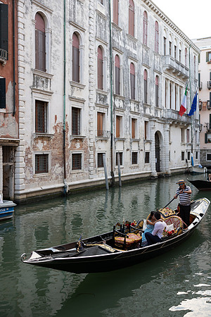 Surprise proposal on a gondola in Venice