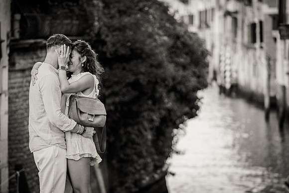 Black and white photo of a couple on Ponte Chiodo, Venice.