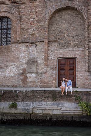 Couple celebrating engagement at Ponte Chiodo, Venice.