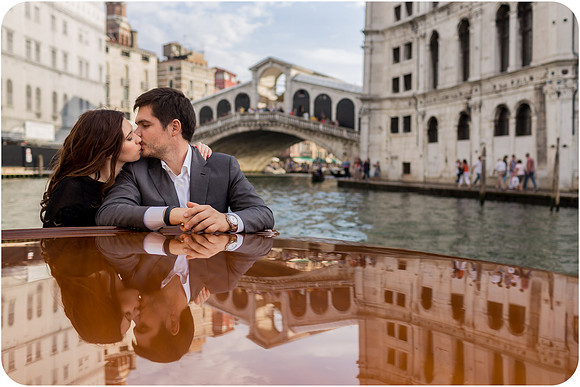 Romantic couple in an elegant Venice photoshoot - Image 31.
