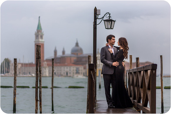Couple walking along the Grand Canal, enjoying their luxury photoshoot.