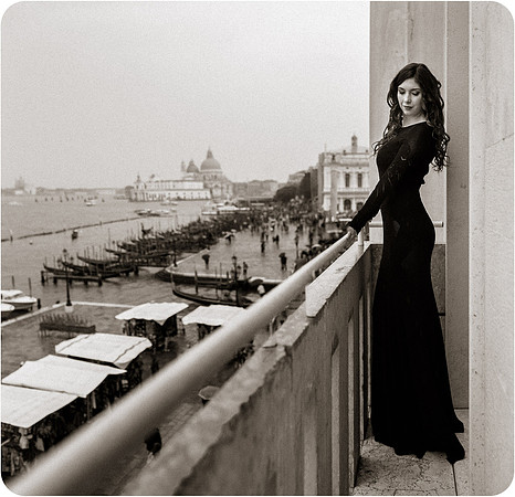 Romantic couple in an elegant Venice photoshoot - Image 6.