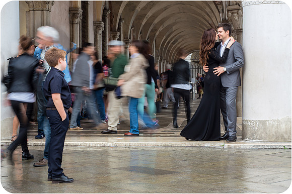 Romantic couple in an elegant Venice photoshoot - Image 17.