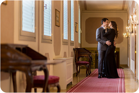 Romantic couple in an elegant Venice photoshoot - Image 13.
