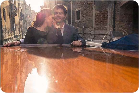 Romantic couple in an elegant Venice photoshoot - Image 33.