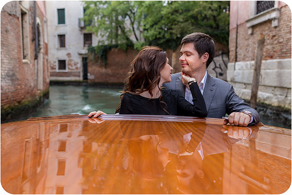 Romantic couple in an elegant Venice photoshoot - Image 32.