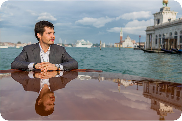 Romantic couple in an elegant Venice photoshoot - Image 27.