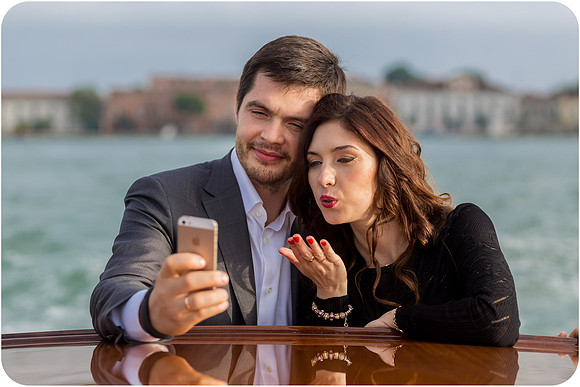 Romantic couple in an elegant Venice photoshoot - Image 25.