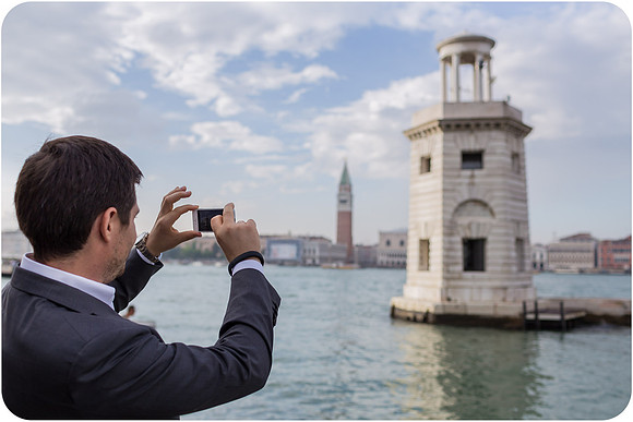 Romantic couple in an elegant Venice photoshoot - Image 22.
