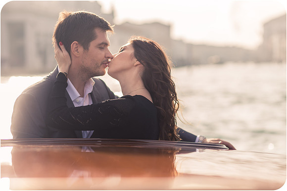 Romantic couple in an elegant Venice photoshoot - Image 26.