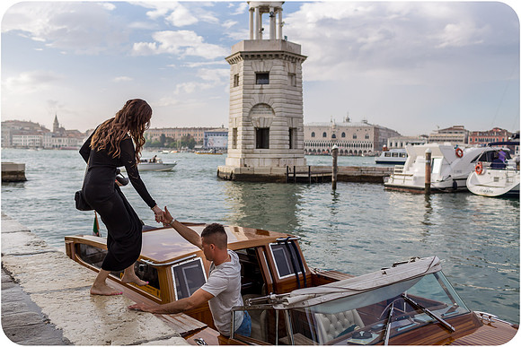 Romantic couple in an elegant Venice photoshoot - Image 23.