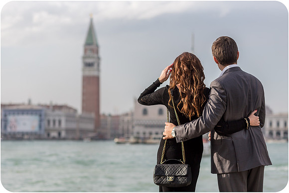 Romantic couple in an elegant Venice photoshoot - Image 21.