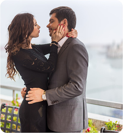Romantic couple in an elegant Venice photoshoot - Image 8.