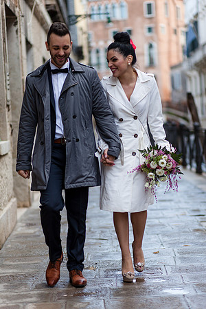 Bride groom walking rainy Venice day