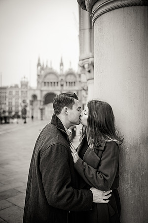 Black and white portrait of a couple kissing in Venice.