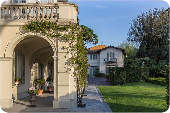 Villa entrance in Florence with greenery.