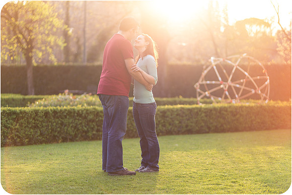 Couple walking through Florence gardens.