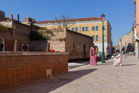 Couple heading towards the proposal spot in Dorsoduro square.