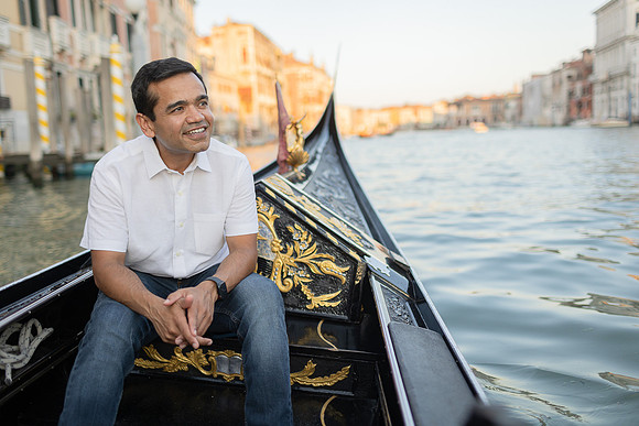 Family of three generations in Venice gondola, photo 18.