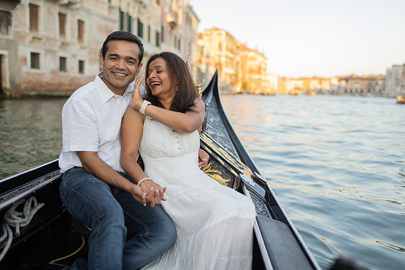 Family of three generations in Venice gondola, photo 17.