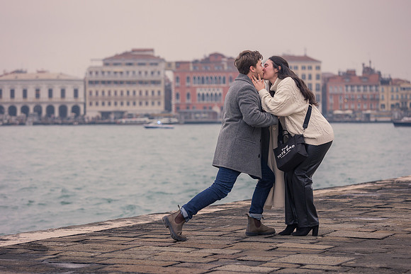 Joyful moment as fiancée accepts surprise proposal in Venice
