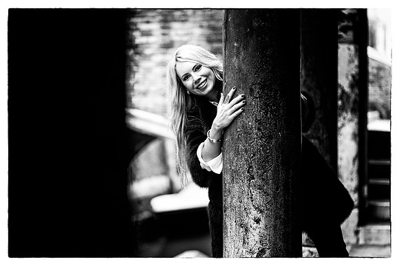 Playful black and white portrait in Venice - winter session