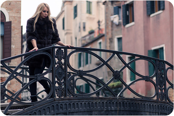 Crossing a Venetian bridge in style - winter portrait