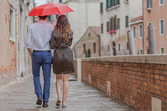 couple red umbrelal venice
