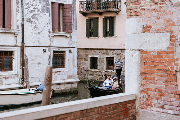 Man proposing on a gondola in Venice
