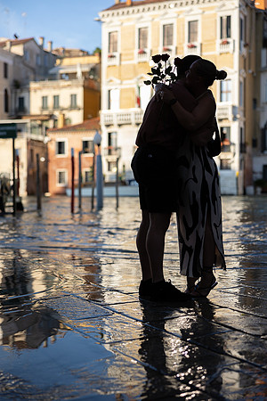Silhouette kiss at Rialto Bridge, Venice sunset