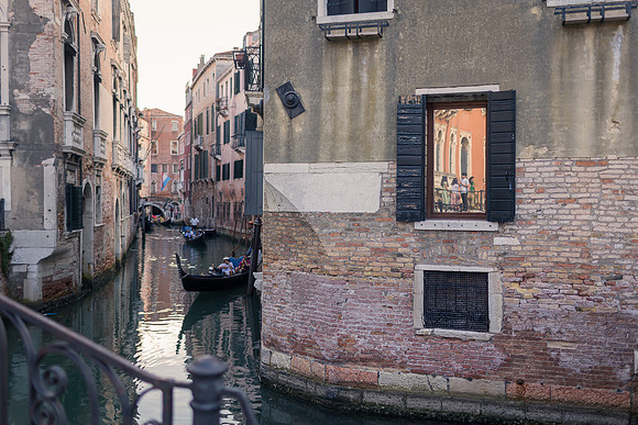 Family portrait with Rialto Bridge background