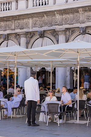 Man proposing at Café Florian in Venice
