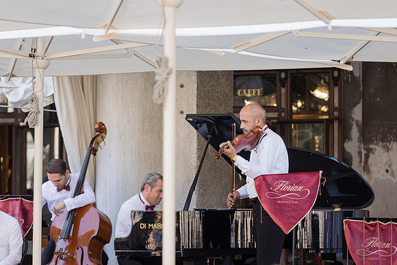 Couple kissing after engagement at Café Florian