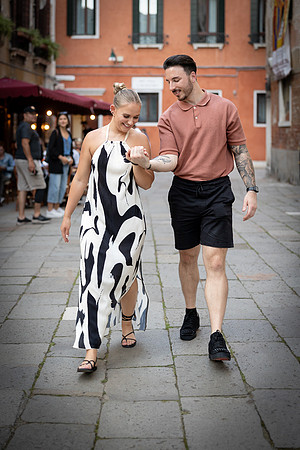 Gentle embrace by Rialto Bridge in Venice